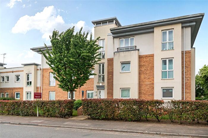2 Bedroom Flat For Sale In Pool Close, West Molesey, KT8