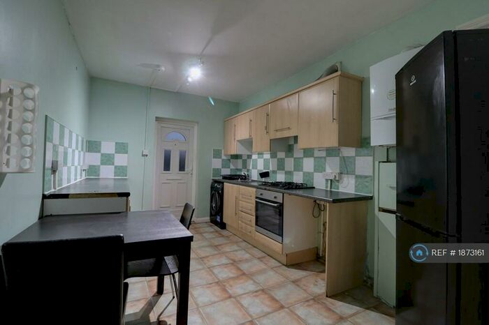 2 Bedroom Flat To Rent In East Ham, London, E6