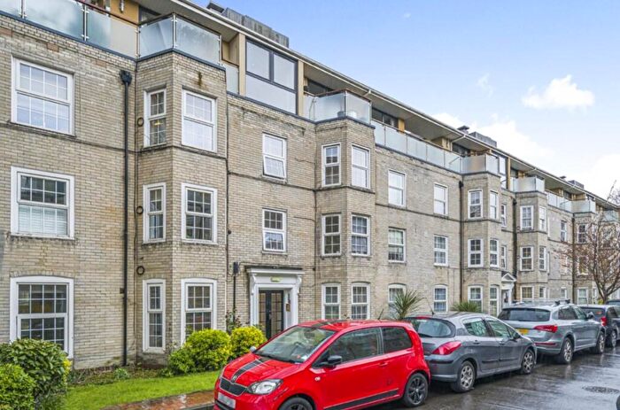 2 Bedroom Flat For Sale In West Barnes Lane, New Malden, Surrey, KT3