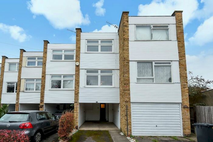 2 Bedroom Town House To Rent In Micheldever Road Lee, SE12