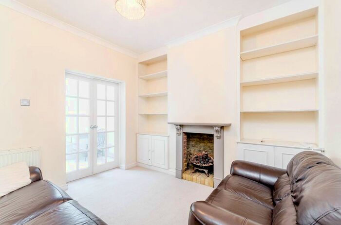 2 Bedroom Flat To Rent In Wadham Road, Putney, London, SW15