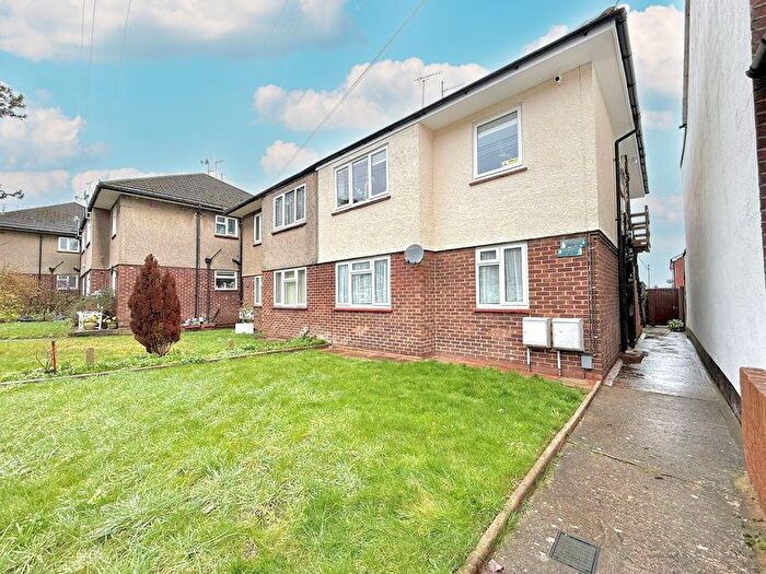 2 Bedroom Maisonette For Sale In Chiltern Road, Dunstable, LU6