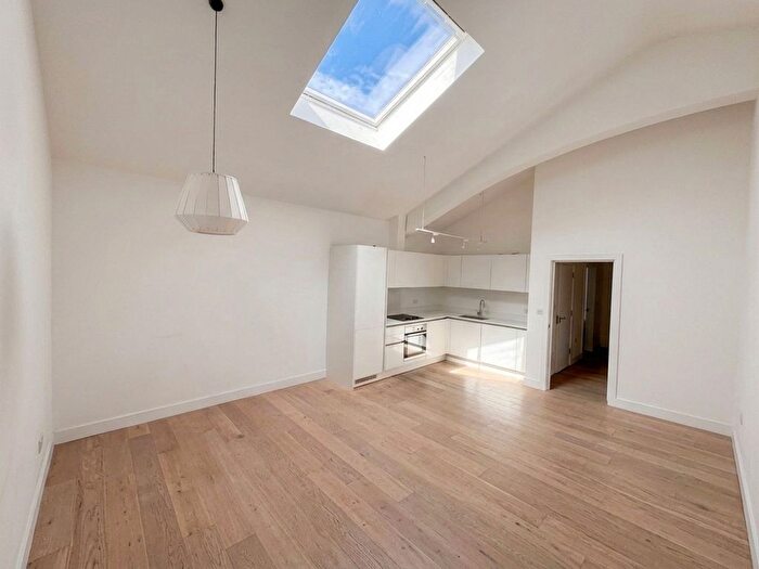 2 Bedroom Flat For Sale In Clyde Square, Paisley Court, E14