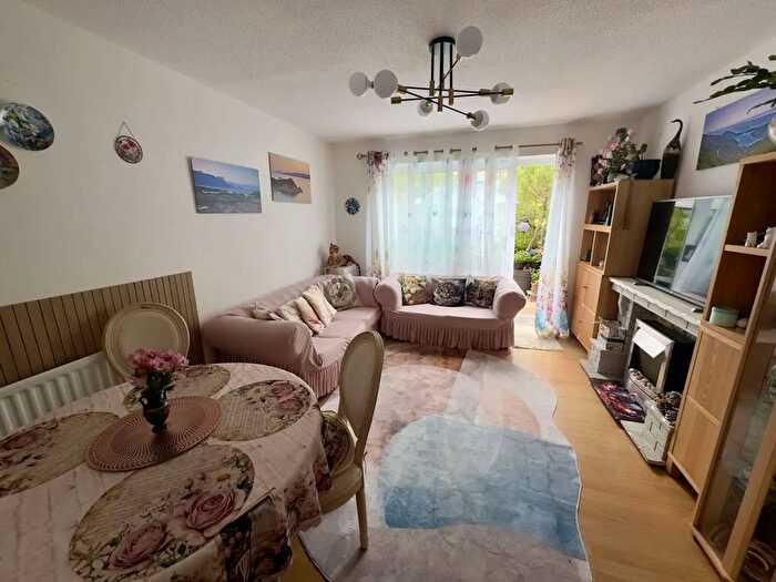 2 Bedroom Semi-detached House For Sale In Richmond Drive, Gravesend, DA12