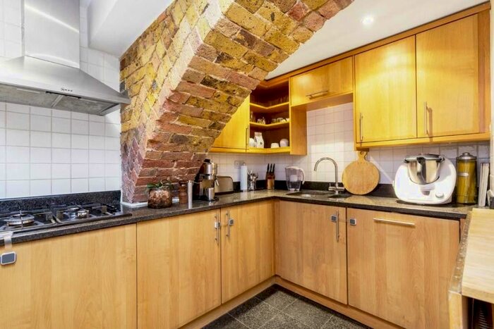 2 Bedroom Flat To Rent In Princess Park Manor, Royal Drive, London, N11