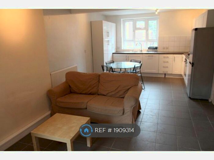 3 Bedroom Flat To Rent In Browning House, London, N16