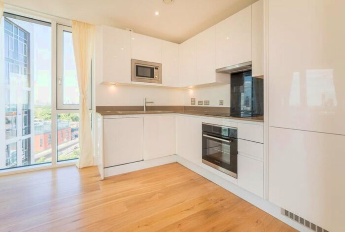 3 Bedroom Flat To Rent In Sky View Tower, High Street, London, E15