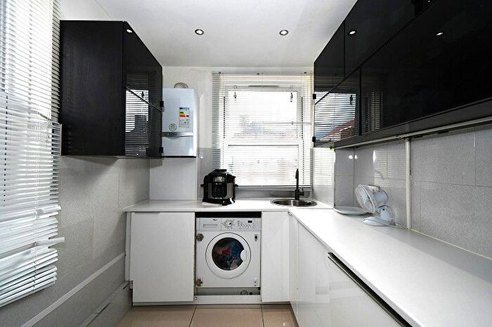 2 Bedroom Flat To Rent In Crewe House, Turin Street, Bethnal Green, E2