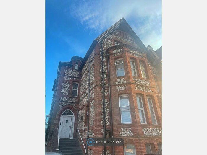 2 Bedroom Flat To Rent In Grange Gardens, Eastbourne, BN20
