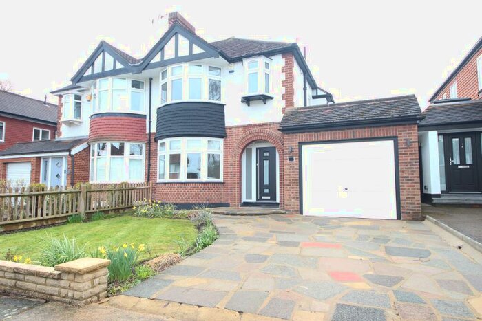 4 Bedroom House To Rent In Worcester Park, KT4