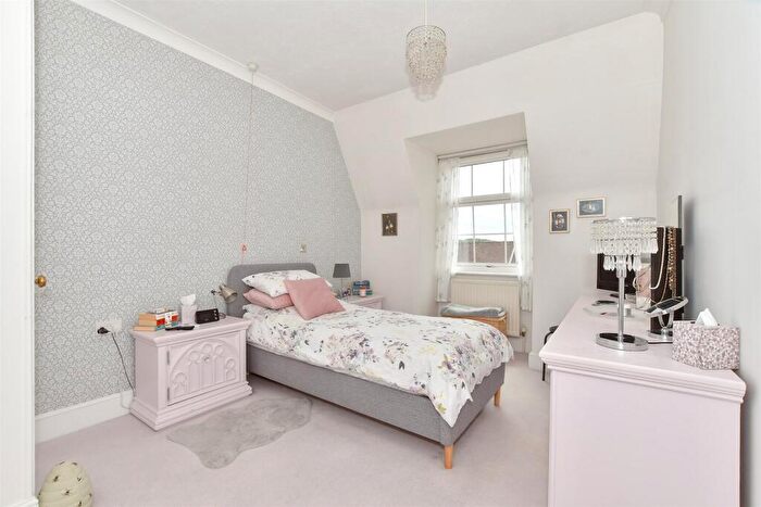 2 Bedroom Flat For Sale In Guildford Road, Horsham, West Sussex, RH12