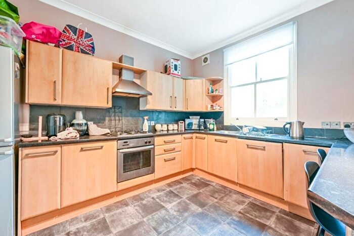 3 Bedroom Flat To Rent In Crossley Street, Barnsbury, London, N7