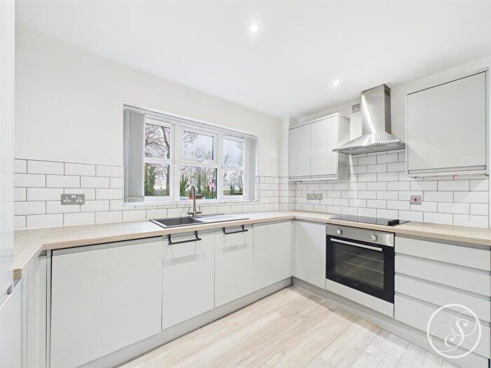 2 Bedroom Flat To Rent In Parkwood Court, Roundhay, LS8