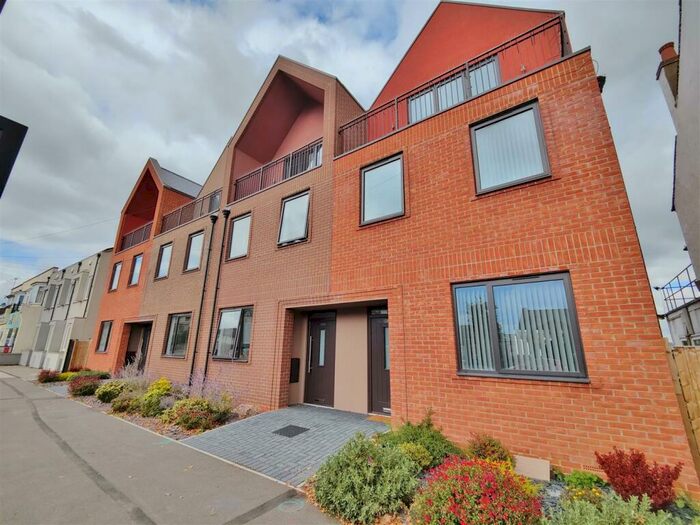 3 Bedroom House To Rent In London Road, Leigh-On-Sea, SS9