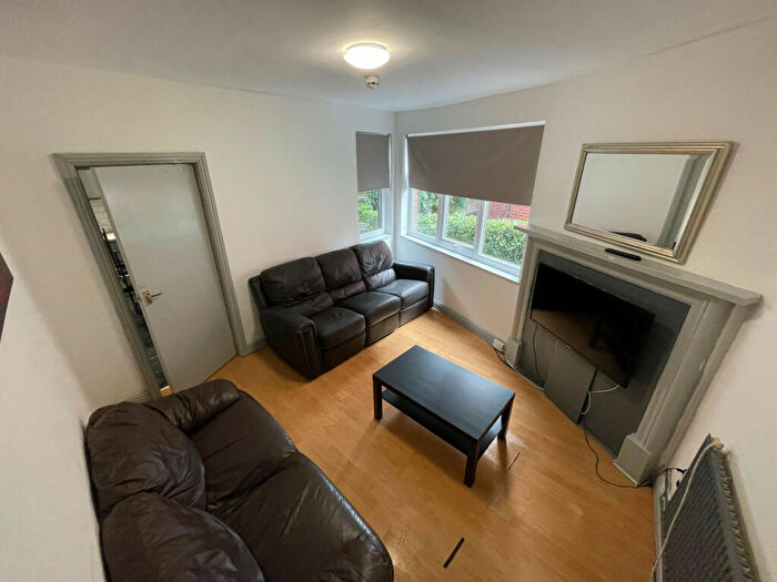 6 Bedroom End Of Terrace House To Rent In Manor Drive, Leeds, West Yorkshire, LS6