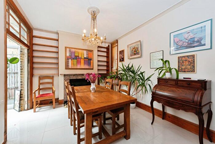 4 Bedroom Semi-Detached House For Sale In Eastworth Road, Chertsey, KT16