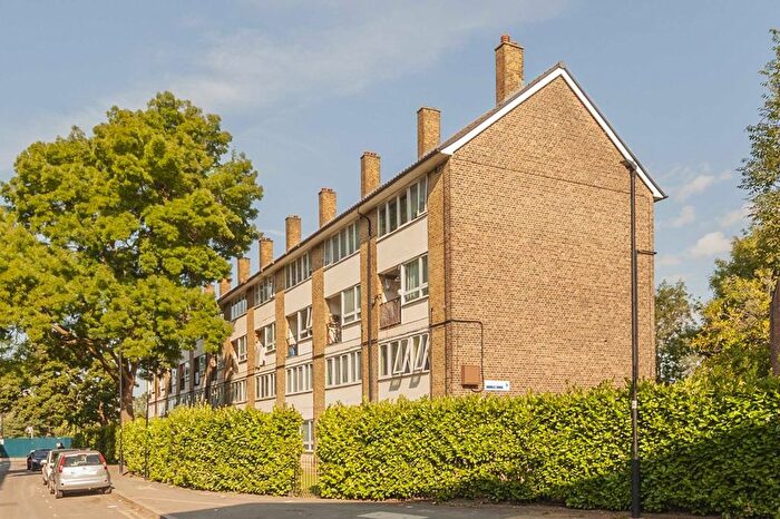 3 Bedroom Flat To Rent In Clarence Crescent, Clapham South, SW4