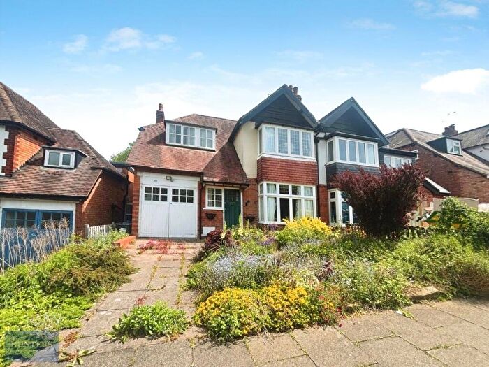 3 Bedroom Semi Detached House For Sale In Ellesboro Road, Birmingham, B17