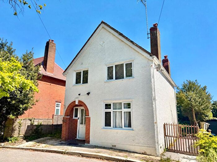 3 Bedroom Detached House For Sale In Ayling Lane, Aldershot, Hampshire, GU11