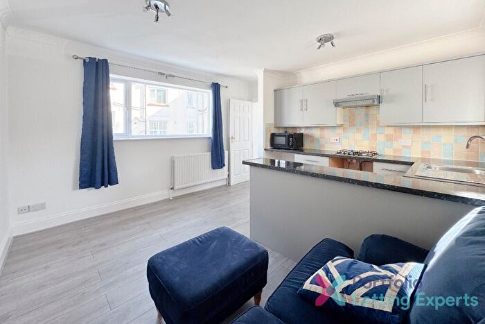 1 Bedroom Flat To Rent In Calling All Bournemouth Professionals! Completely Refurbished Flat With Off-Road Parking On Poole Hill!, BH2