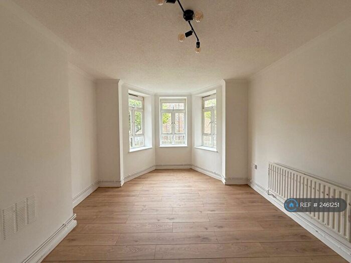 3 Bedroom Flat To Rent In Ashmead House, London, E9