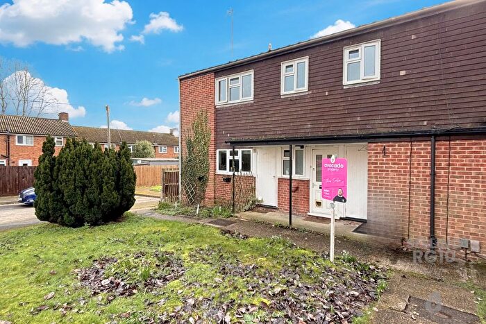 2 Bedroom Maisonette For Sale In Crest Close, Twyford, RG10