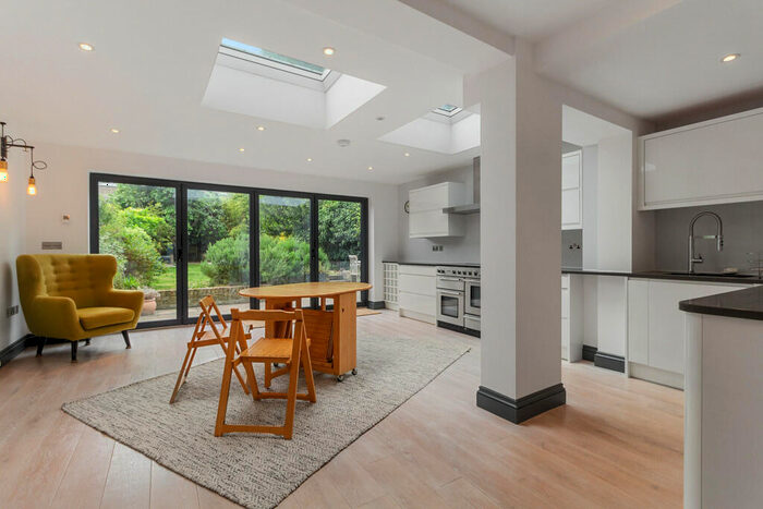 3 Bedroom Flat To Rent In Regina Road, N4