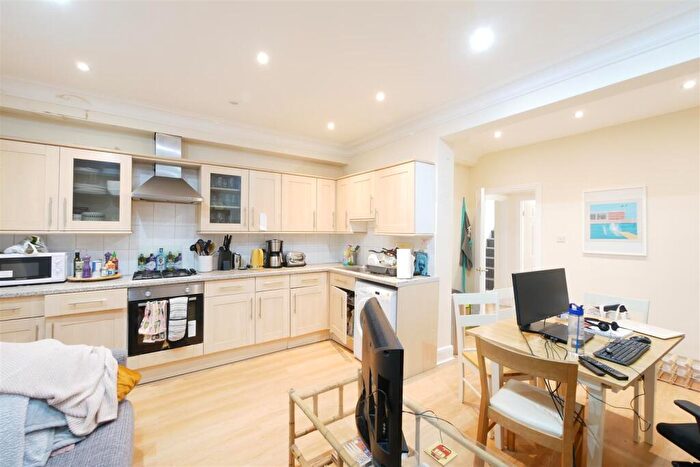 3 Bedroom Maisonette To Rent In Evering Road, Stoke Newington, N16