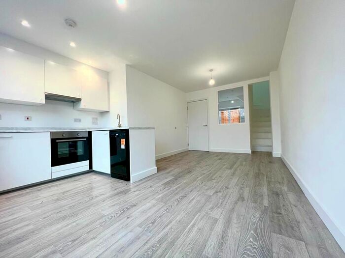 3 Bedroom Flat To Rent In Reginald Square, Lewisham, London, SE8