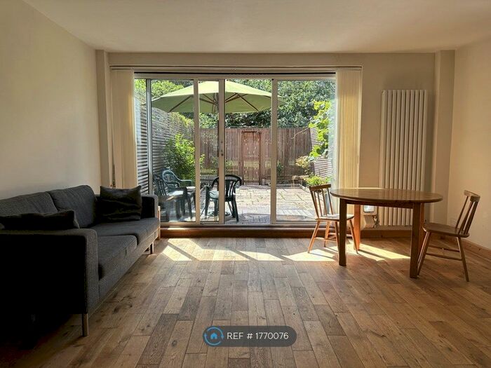 3 Bedroom Maisonette To Rent In Fellows Court, London, E2