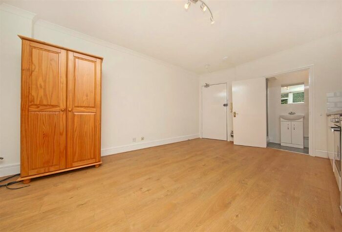 Studio To Rent In Manstone Road, Kilburn, London, NW2