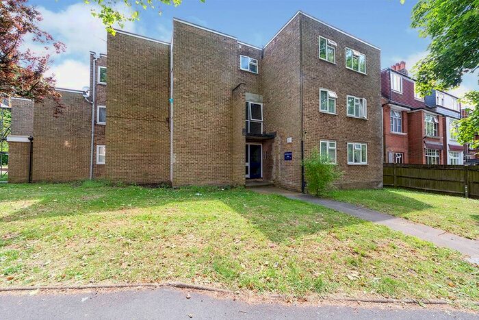 2 Bedroom Flat To Rent In Albion Road, Sutton, Surrey, SM2