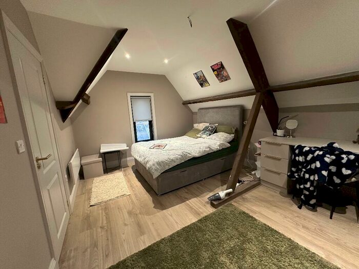 3 Bedroom Apartment To Rent In Hyde Terrace, Leeds, West Yorkshire, LS2