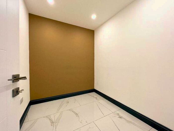 Commercial Shop To Rent In High Street, Southend On Sea, Essex, SS1