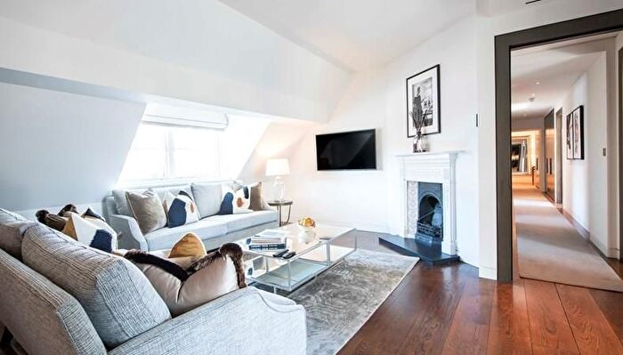 2 Bedroom Flat To Rent In Duke Street, Mafair, London, W1K