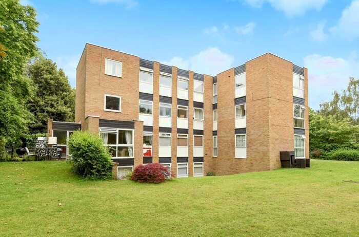 2 Bedroom Flat To Rent In Berkeley Court, Weybridge, Surrey, KT13