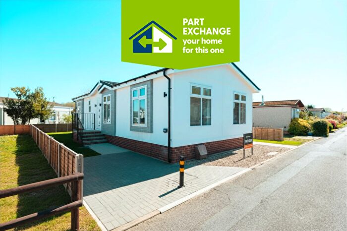 2 Bedroom Park Home For Sale In Chertsey, Surrey, KT16