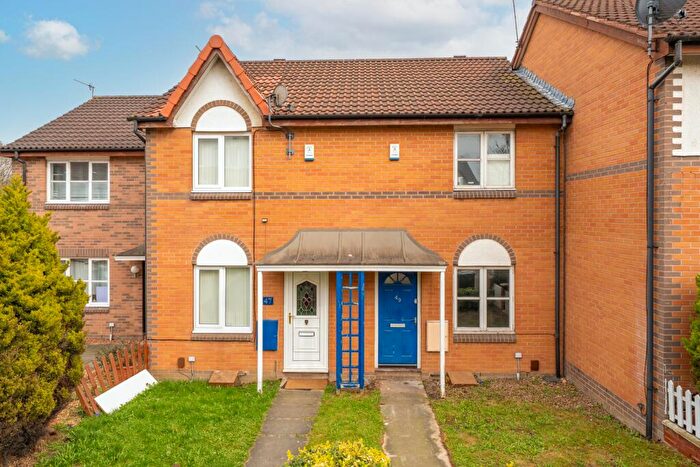2 Bedroom Town House For Sale In Grange Close, Leeds, LS10