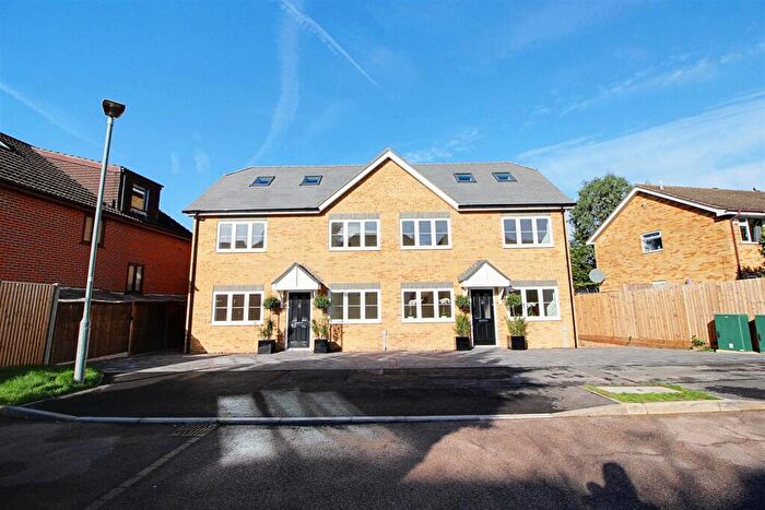 4 Bedroom Semi Detached House For Sale In Chiswell Green, St Albans, AL2