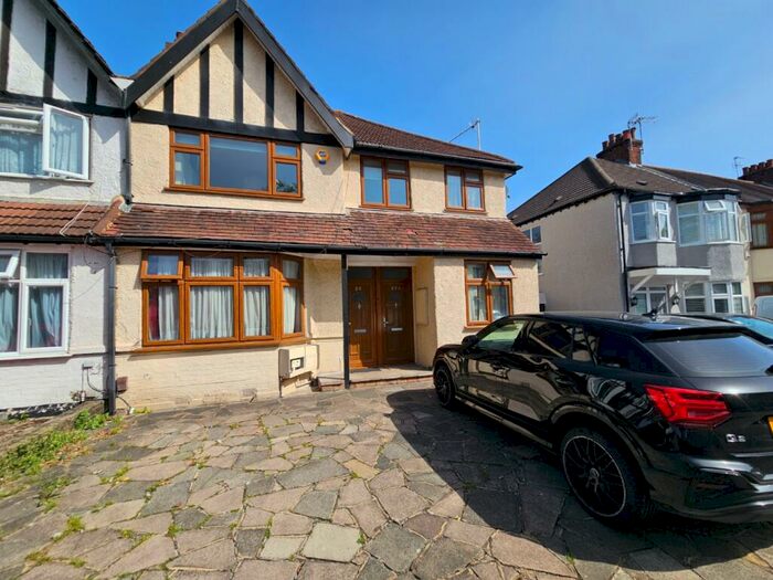 2 Bedroom Apartment To Rent In Fairfield Crescent, Edgware, Greater London, HA8