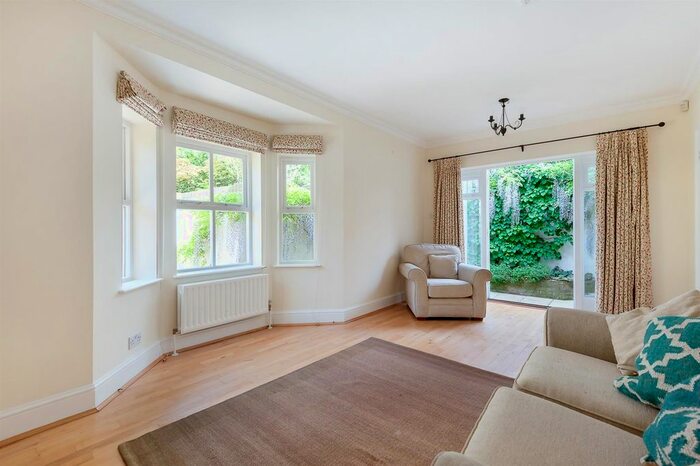 2 Bedroom Flat To Rent In Hannington Road, Clapham, London, SW4