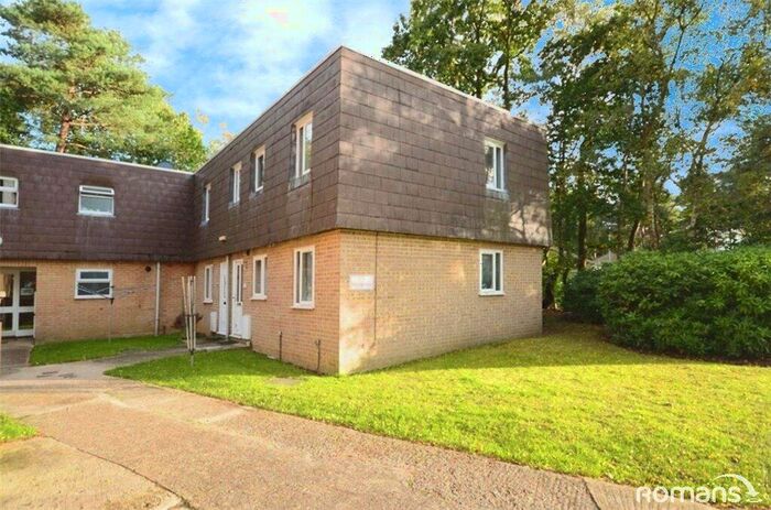 2 Bedroom Maisonette To Rent In Woodlands Court, GU47