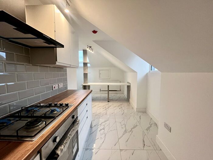 3 Bedroom Flat To Rent In Longley Road, SW17