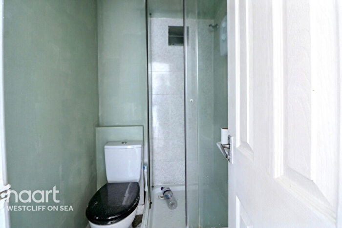 2 Bedroom Flat For Sale In Hamlet Court Road, Westcliff-On-Sea, SS0