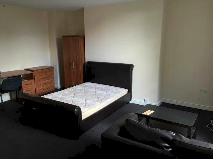 Studio To Rent In Claremont, Bradford, BD7