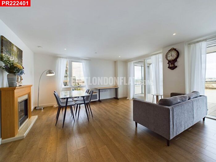 3 Bedroom Flat To Rent In Bessemer Place, London, SE10