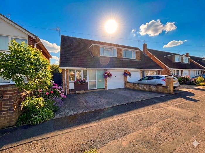 3 Bedroom Semi Detached House For Sale In Linford Avenue, Newport Pagnell, MK16