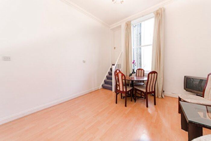 2 Bedroom Flat To Rent In Cambridge Gardens, London, W10