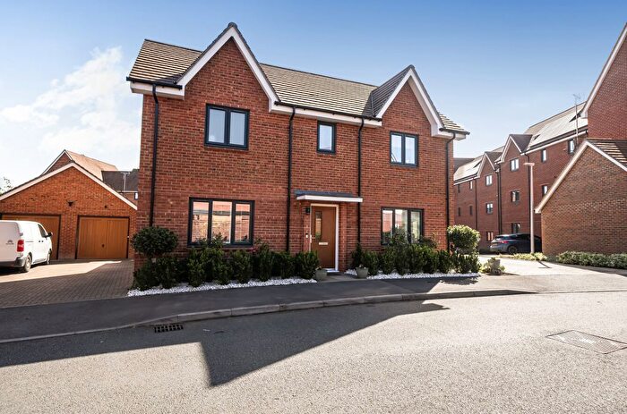 3 Bedroom Detached House For Sale In Quiller Avenue, Arborfield Green, Reading, Berkshire, RG2