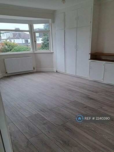 4 Bedroom Semi-Detached House To Rent In Great North Way, London, NW4